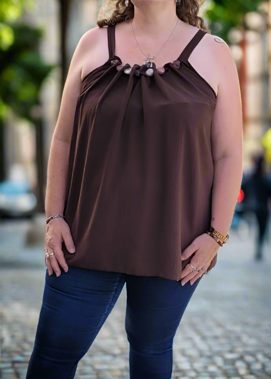 Top grande taille pour femme en tissu fluide chocolat avec bretelles larges et perles fantaisie multicolores sur l'encolure, taille 44 à 50, fabriqué en Italie.