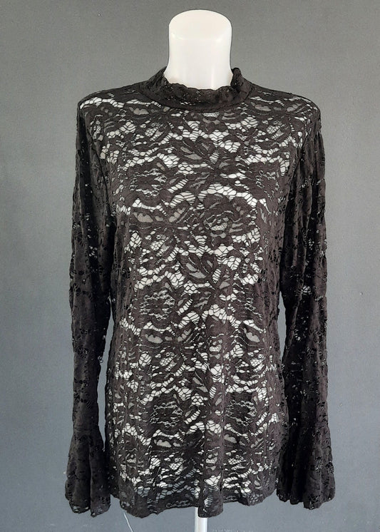 Top noir en dentelle transparente à manches longues évasées, col rond montant à boutons, coupe droite, 95 % polyester 5 % élasthanne, disponible en M/L (38 – 42) et L/XL (40 – 44), fabriqué en Italie