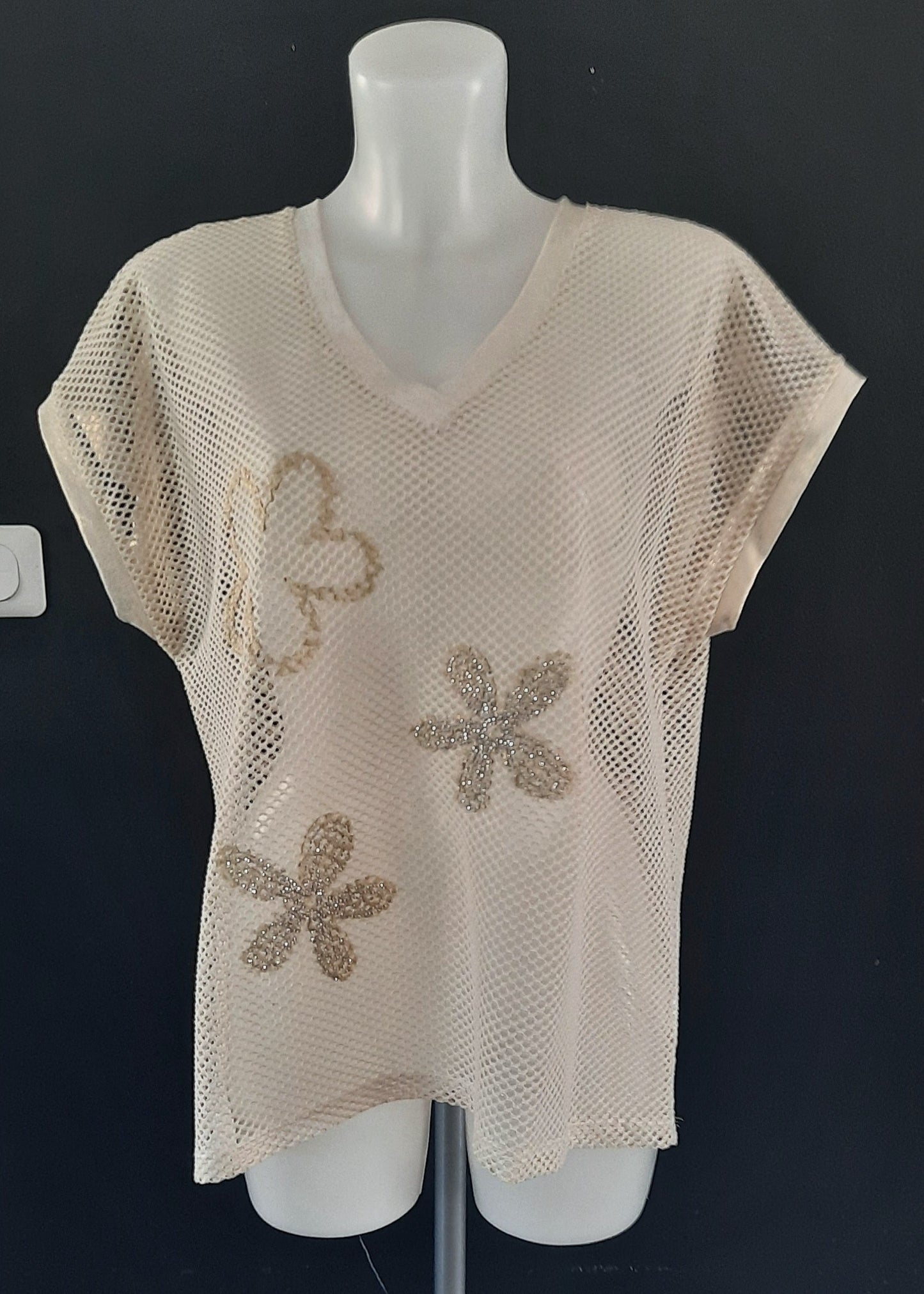 Top beige en résille fluide avec fleurs brodées en fil doré, col V, manches courtes tombantes, taille unique 36-44, 95 % viscose 5 % élasthanne, bohème chic, fabrication Italie
