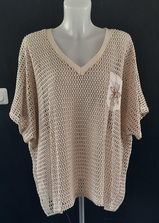 Top beige en maille ajourée avec poche brodée de fleur en perles, col V, manches courtes amples, coupe décontractée taille unique 42-50, 50 % coton 45 % modal 5 % élasthanne, fabrication Italie