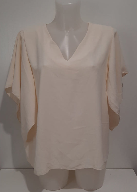 Top fluide beige col V à manches papillon, coupe droite fluide, 100 % polyester, taille unique 36–42, fabrication Italie – élégant et confortable