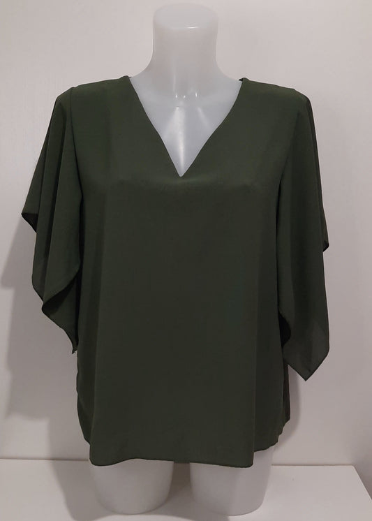 Top fluide kaki manches papillon col V, coupe droite légère en polyester 100 %, taille unique (36–42), élégant et confortable, fabriqué en Italie.