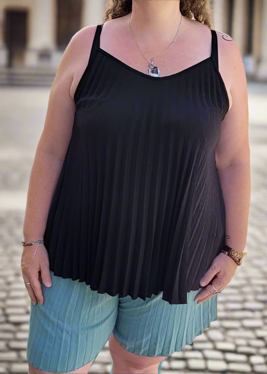 Top grande taille femme couleur noir, coupe plissée avec fines bretelles, tissu fluide en viscose extensible, taille unique 44 à 50, fabriqué en Italie.