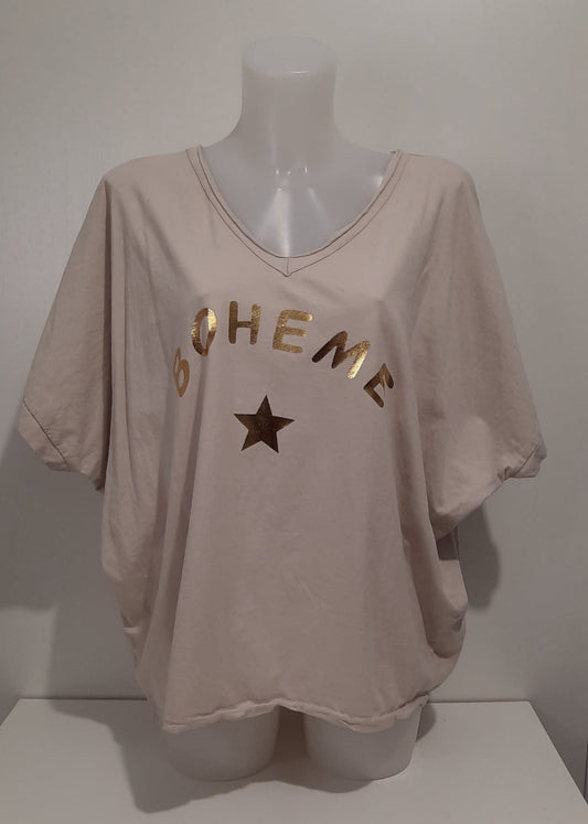 T-shirt oversize beige col V avec inscription dorée “BOHÈME” et étoile, coupe ample taille unique 36-46, 100 % coton, fabrication italienne