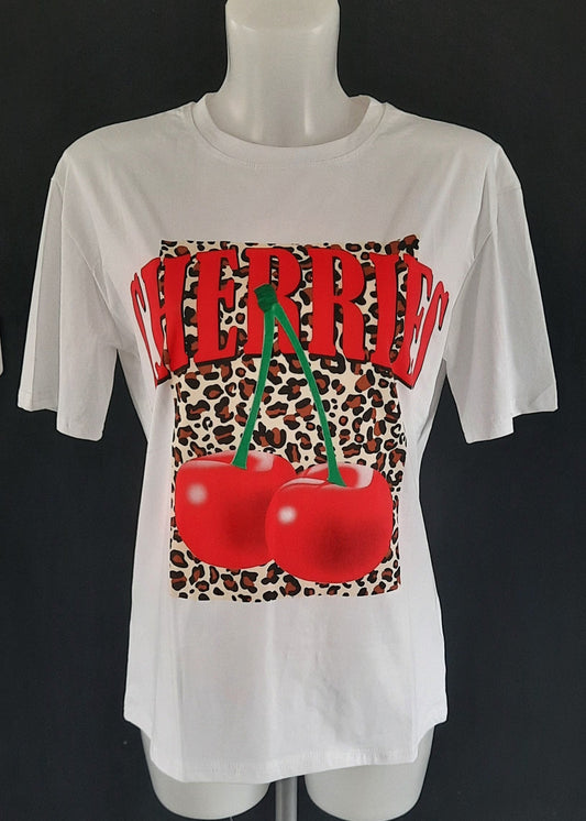 T-shirt blanc “CHERRIES” en lettres rouges avec cerises XXL sur fond léopard, coupe droite confortable, 95 % coton 5 % élasthanne, tailles S/M 36-38 et M/L 40-42, fabriqué en Chine, style rétro-pop fun