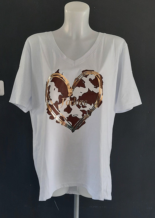 T-shirt blanc “J’adore” avec cœur doré effet animalier, col V, coupe droite légèrement ample, 100 % coton, taille unique (40-46), longueur ~72 cm, style casual chic, fabrication Italie