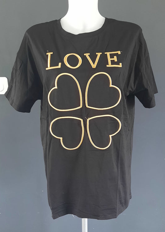 T-shirt noir “LOVE” avec quatre cœurs dorés formant un trèfle, col rond, coupe droite et confortable, 95 % coton 5 % élasthanne, disponible en tailles S/M (36-40) et M/L (40-44), longueur environ 74 cm, style casual chic, fabriqué en Chine