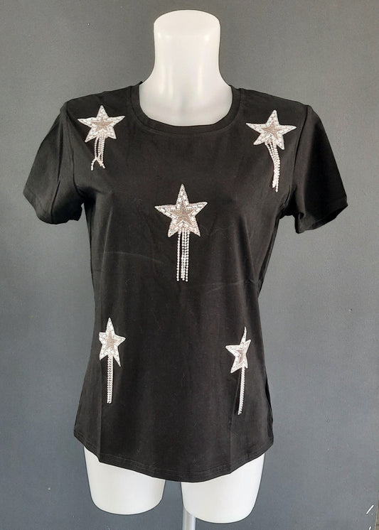 T-shirt noir femme avec étoiles décoratives en strass, manches courtes et coupe droite, idéal pour un look tendance et brillant