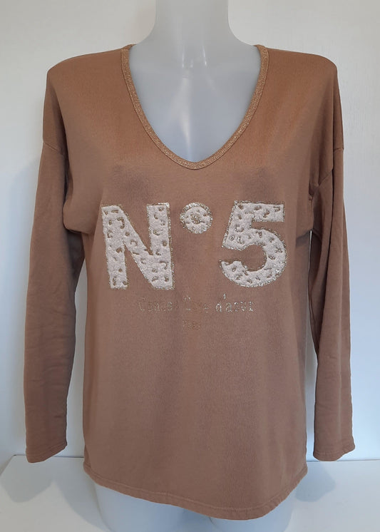 T-shirt camel à manches longues pour femme, col en V avec bord lurex doré, inscription 'N°5 Cannes Côte d’Azur Paris' en relief léopard et doré. Style casual chic inspiré des tendances parisiennes.