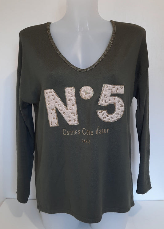T-shirt kaki à manches longues pour femme, col en V avec bord lurex doré, inscription 'N°5 Cannes Côte d’Azur Paris' en relief léopard et doré. Style casual chic inspiré des tendances parisiennes.