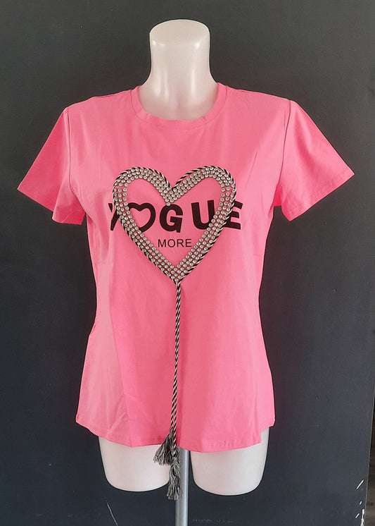 T-shirt rose femme avec inscription VOGUE MORE, grand cœur en strass brillant et cordon décoratif, coupe droite et manches courtes