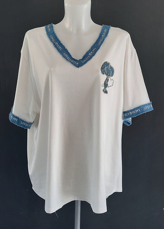 T-shirt blanc oversize “Snoopy” avec motif en denim et franges en jean sur col V et manches, inscription “LOVELY PUPPY”, 95 % viscose 5 % élasthanne, taille unique 42-48, longueur devant 71 cm arri. 76 cm, fabrication Italie