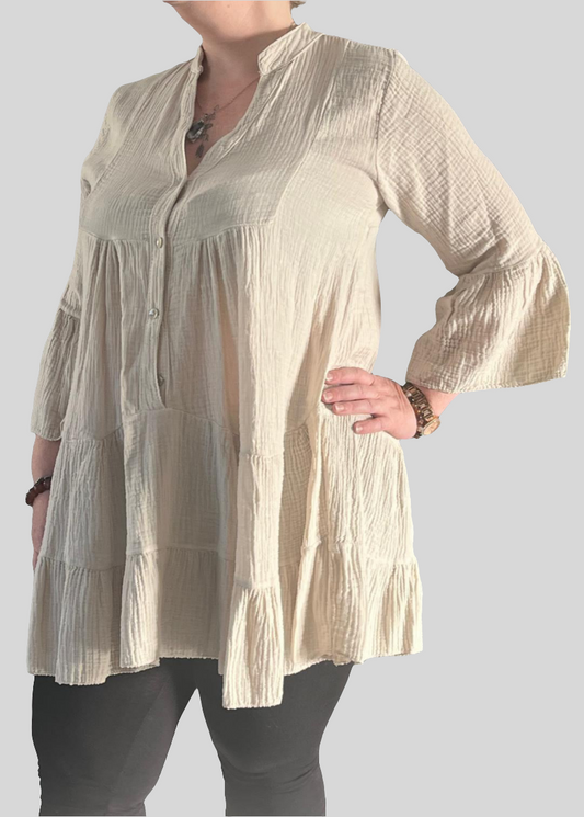 Tunique beige fluide pour femme grande taille, coupe évasée, col tunisien avec boutons, manches longues et tissu gaufré léger – idéale pour un look élégant et confortable