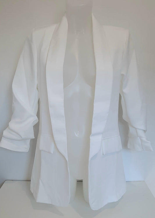 Veste tailleur femme blanche avec manches 3/4 froncées, coupe droite et fluide, poches à rabat décoratives, et grand motif étoile en strass noirs au dos. Un blazer chic et original de la collection Timalya prêt-à-porter féminin.