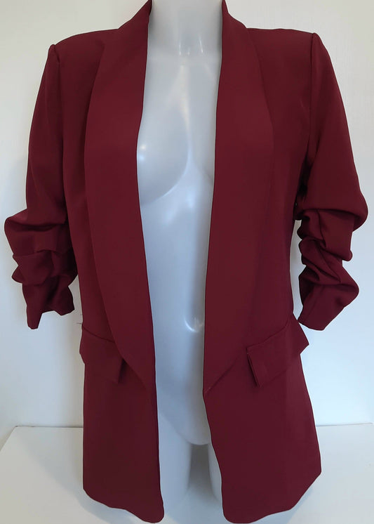 Veste tailleur pour femme couleur bordeaux, coupe cintrée fluide avec manches 3/4 froncées, poches à rabat décoratives et col tailleur élégant. Un incontournable de la collection Timalya prêt-à-porter féminin.