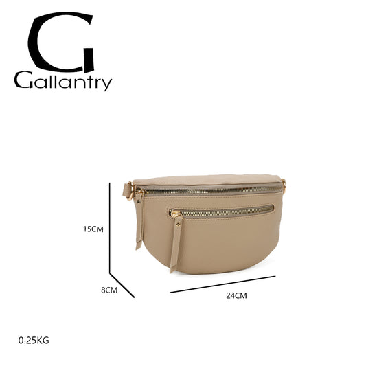 Banane Gallantry taupe simili cuir grainé, avec sangle réglable à motif chevrons, fermeture zippée et poche frontale, idéale pour un look tendance et pratique