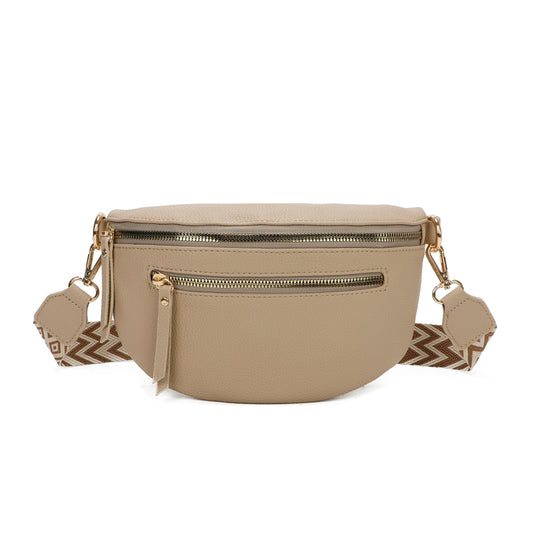 Banane Gallantry taupe simili cuir grainé, avec sangle réglable à motif chevrons, fermeture zippée et poche frontale, idéale pour un look tendance et pratique