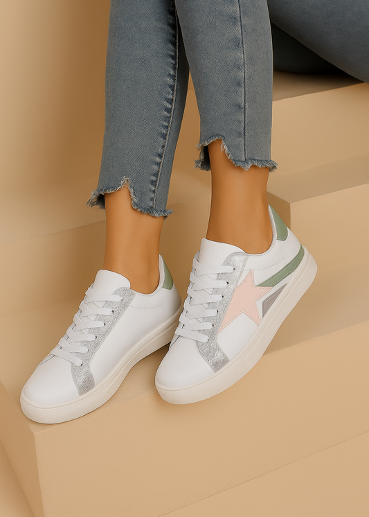 Baskets femme blanches avec étoile rose poudré, paillettes argentées, bandes pastel vert et mauve, lacets blancs et semelle en caoutchouc. Un modèle tendance et girly – Collection Timalya chaussures.