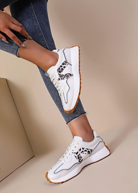 Baskets blanches crème femme avec lacets, empiècement léopard sur les côtés, semelle blanche à base camel crantée. Un modèle sport chic tendance – collection Timalya chaussures.