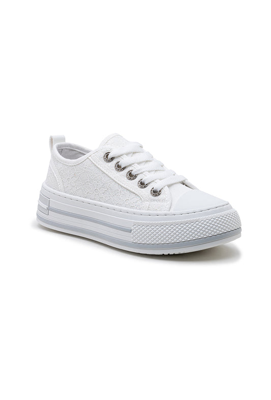 Baskets blanches pour femme à plateforme, finition dentelle pailletée élégante, fermeture à lacets et semelle épaisse en caoutchouc. Modèle féminin et tendance – collection Timalya chaussures casual chic.