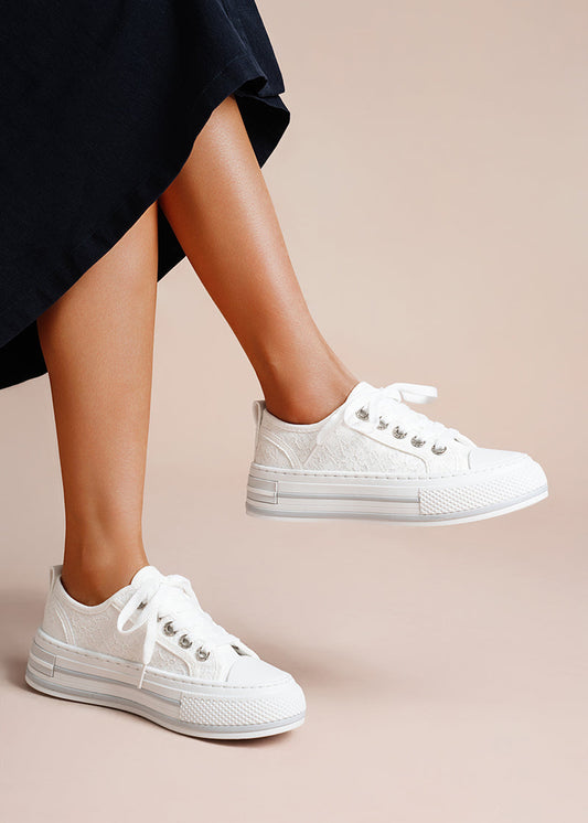 Baskets blanches pour femme à plateforme, finition dentelle pailletée élégante, fermeture à lacets et semelle épaisse en caoutchouc. Modèle féminin et tendance – collection Timalya chaussures casual chic.