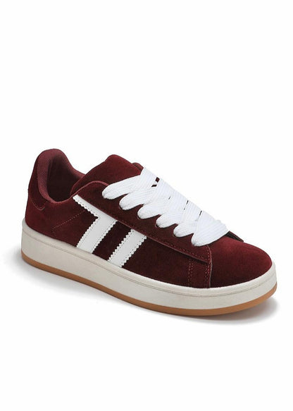 Baskets femme bordeaux avec semelle blanche, base gomme beige, lacets plats blancs et bandes latérales blanches. Modèle sport rétro au look décontracté – collection Timalya chaussures femme.
