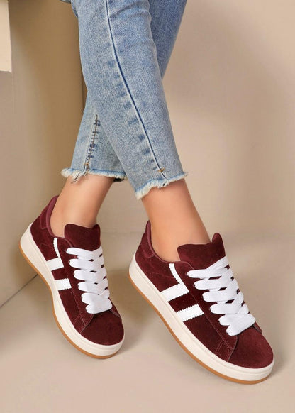 Baskets femme bordeaux avec semelle blanche, base gomme beige, lacets plats blancs et bandes latérales blanches. Modèle sport rétro au look décontracté – collection Timalya chaussures femme.