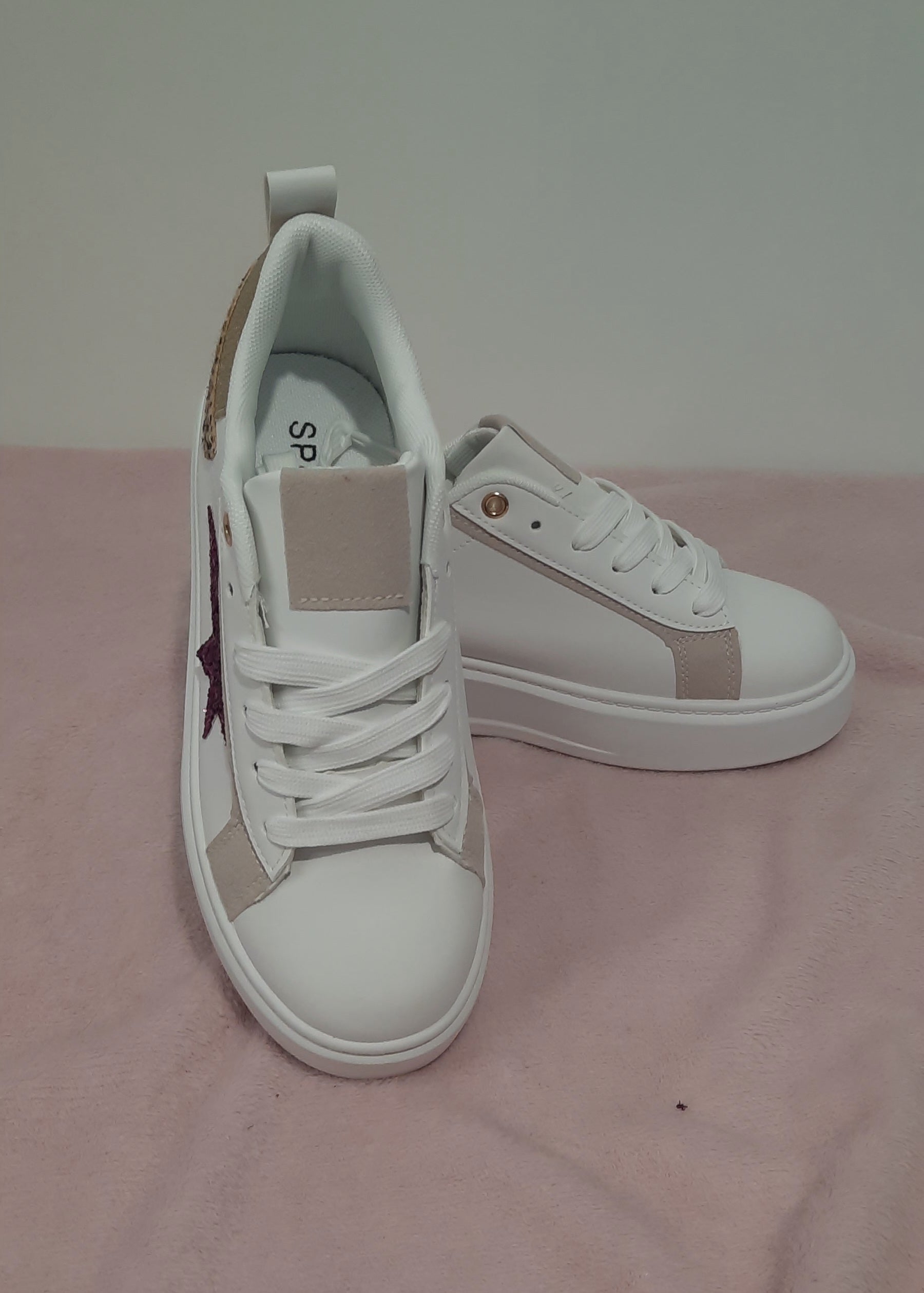 Baskets femme blanches avec étoile pailletée fuchsia sur le côté et détail doré léopard à l’arrière, semelle plateforme, look fun et tendance – Timalya.