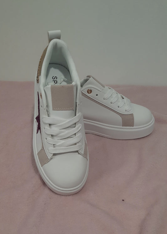 Baskets femme blanches avec étoile pailletée fuchsia sur le côté et détail doré léopard à l’arrière, semelle plateforme, look fun et tendance – Timalya.