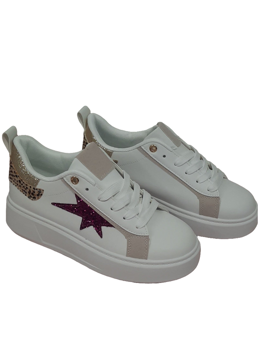 Baskets femme blanches avec étoile pailletée fuchsia sur le côté et détail doré léopard à l’arrière, semelle plateforme, look fun et tendance – Timalya.