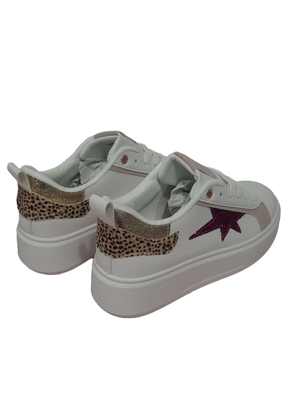 Baskets femme blanches avec étoile pailletée fuchsia sur le côté et détail doré léopard à l’arrière, semelle plateforme, look fun et tendance – Timalya.