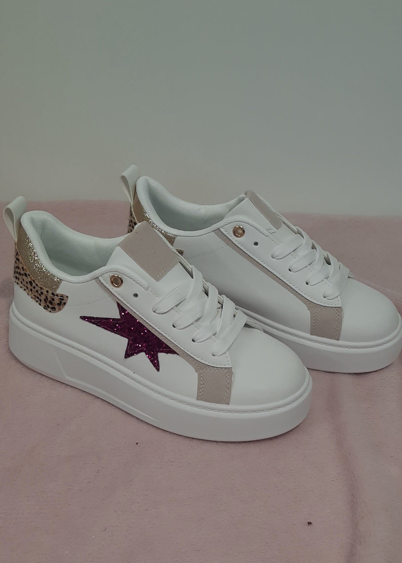 Baskets femme blanches avec étoile pailletée fuchsia sur le côté et détail doré léopard à l’arrière, semelle plateforme, look fun et tendance – Timalya.