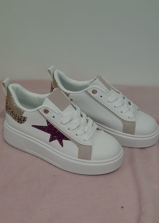Baskets femme blanches avec étoile pailletée fuchsia sur le côté et détail doré léopard à l’arrière, semelle plateforme, look fun et tendance – Timalya.