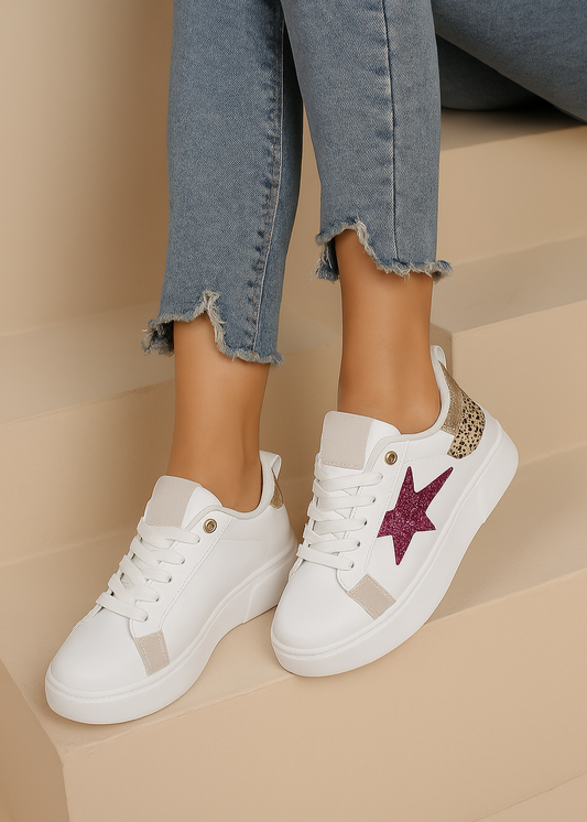 Baskets femme blanches avec étoile pailletée fuchsia sur le côté et détail doré léopard à l’arrière, semelle plateforme, look fun et tendance – Timalya.