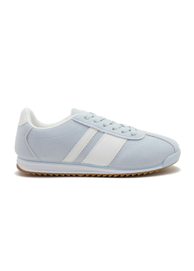 Baskets femme bleu ciel avec lacets, bandes blanches sur les côtés et semelle fine crantée. Un look rétro sport confortable et tendance – Collection Timalya chaussures femme.