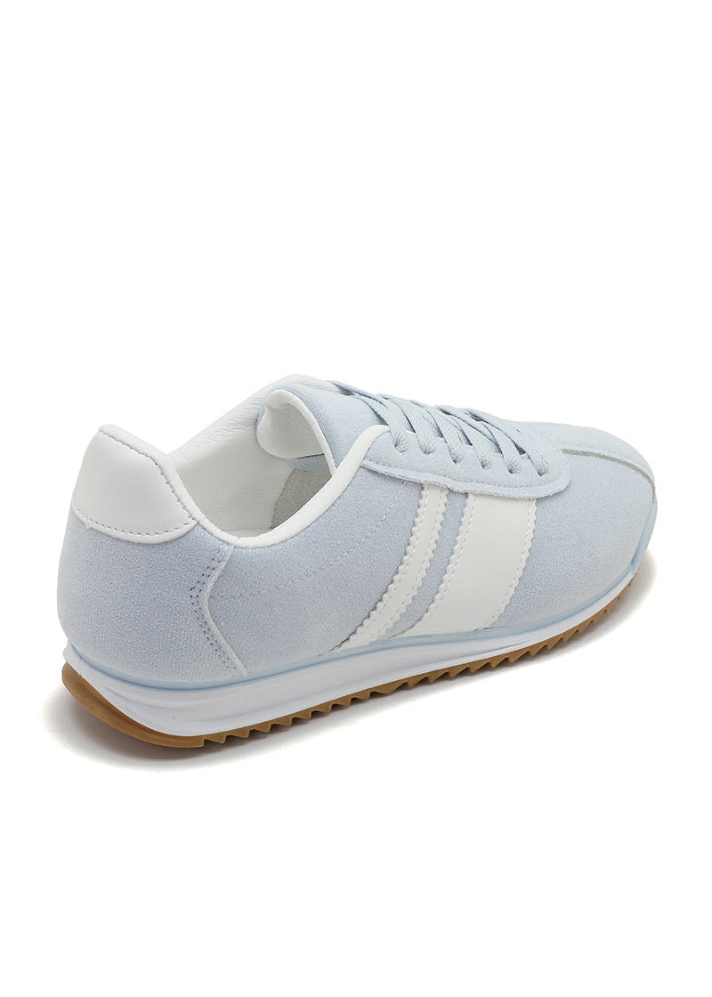 Baskets femme bleu ciel avec lacets, bandes blanches sur les côtés et semelle fine crantée. Un look rétro sport confortable et tendance – Collection Timalya chaussures femme.
