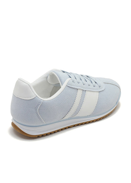 Baskets femme bleu ciel avec lacets, bandes blanches sur les côtés et semelle fine crantée. Un look rétro sport confortable et tendance – Collection Timalya chaussures femme.