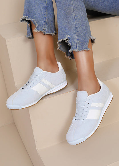 Baskets femme bleu ciel avec lacets, bandes blanches sur les côtés et semelle fine crantée. Un look rétro sport confortable et tendance – Collection Timalya chaussures femme.