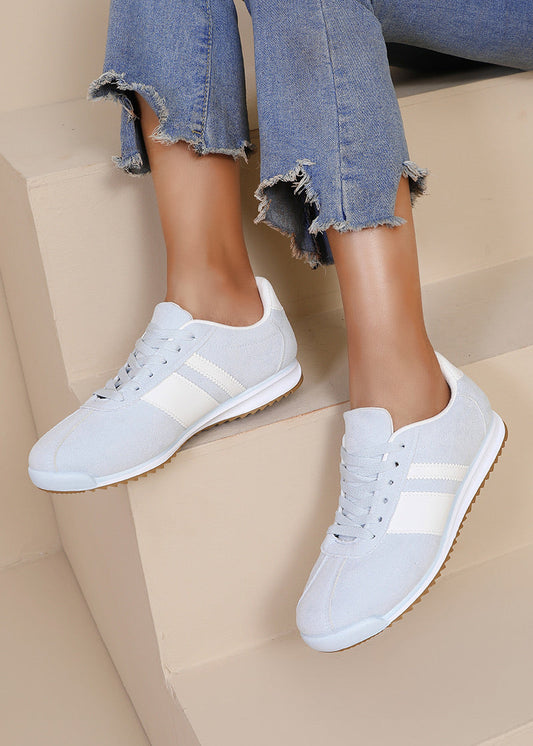 Baskets femme bleu ciel avec lacets, bandes blanches sur les côtés et semelle fine crantée. Un look rétro sport confortable et tendance – Collection Timalya chaussures femme.