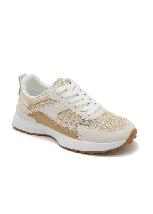 Baskets femme camel avec empiècements en tweed beige doré, détails métalliques, lacets blancs et semelle blanche crantée. Modèle élégant et tendance – collection Timalya chaussures femme.