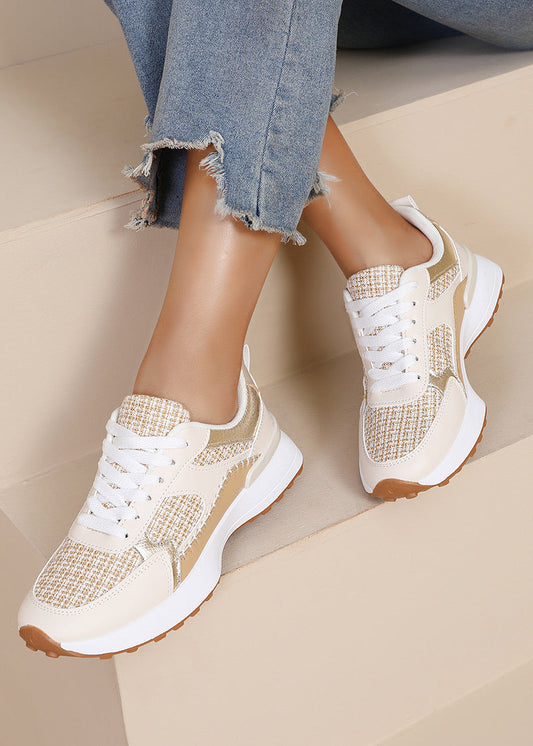 Baskets femme camel avec empiècements en tweed beige doré, détails métalliques, lacets blancs et semelle blanche crantée. Modèle élégant et tendance – collection Timalya chaussures femme.