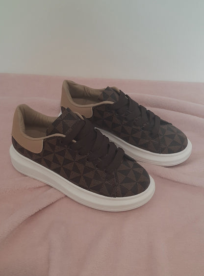 Baskets femme marron à motif géométrique triangle noir, avec détails beige et semelle blanche épaisse. Style moderne et confortable – collection Timalya chaussures.