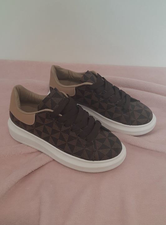 Baskets femme marron à motif géométrique triangle noir, avec détails beige et semelle blanche épaisse. Style moderne et confortable – collection Timalya chaussures.