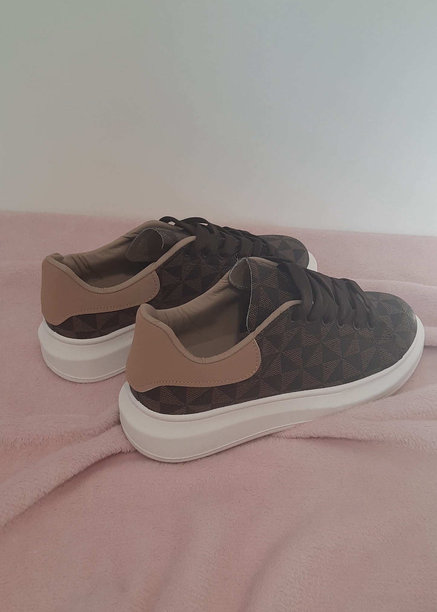 Baskets femme marron à motif géométrique triangle noir, avec détails beige et semelle blanche épaisse. Style moderne et confortable – collection Timalya chaussures.