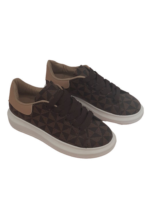 Baskets femme marron à motif géométrique triangle noir, avec détails beige et semelle blanche épaisse. Style moderne et confortable – collection Timalya chaussures.