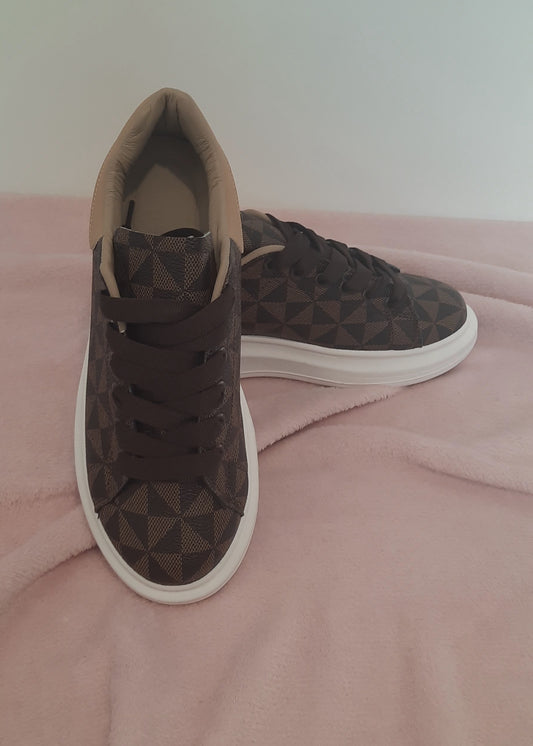 Baskets femme marron à motif géométrique triangle noir, avec détails beige et semelle blanche épaisse. Style moderne et confortable – collection Timalya chaussures.