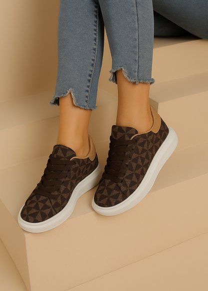 Baskets femme marron à motif géométrique triangle noir, avec détails beige et semelle blanche épaisse. Style moderne et confortable – collection Timalya chaussures.