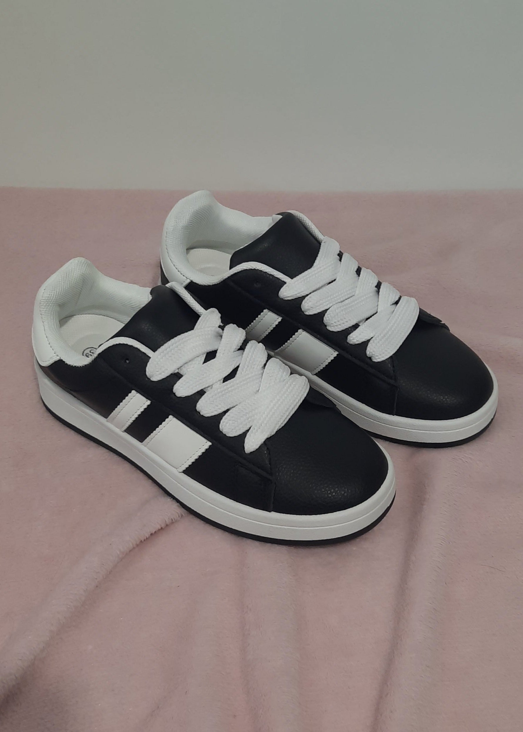 Baskets femme noires avec bandes blanches et semelle contrastante, lacets blancs épais, style sport et urbain. Chaussures casual confortables – Timalya.