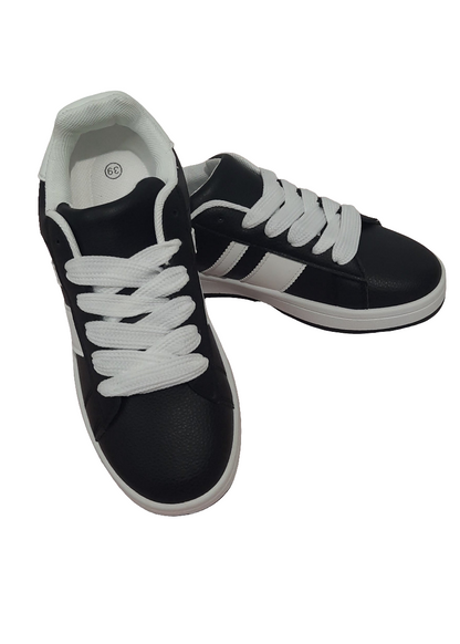 Baskets femme noires avec bandes blanches et semelle contrastante, lacets blancs épais, style sport et urbain. Chaussures casual confortables – Timalya.