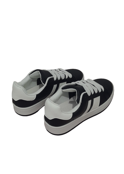 Baskets femme noires avec bandes blanches et semelle contrastante, lacets blancs épais, style sport et urbain. Chaussures casual confortables – Timalya.